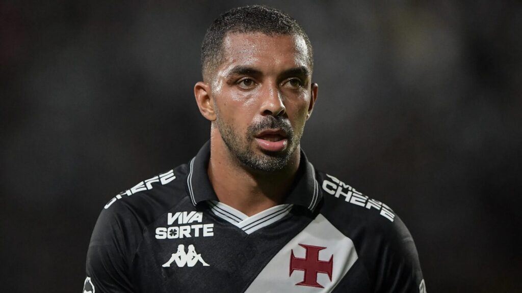 Vasco impõe pedida milionária e trava plano do Grêmio por lateral cobiçado
