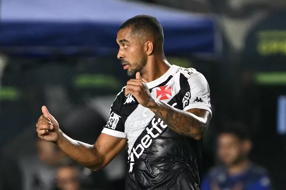 Clima quente: Grêmio acerta com lateral do Vasco e irrita clube carioca