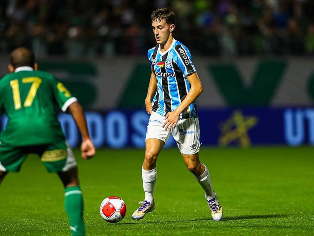 Flamengo faz proposta por volante do Grêmio com multa fixada em R$ 370 milhões