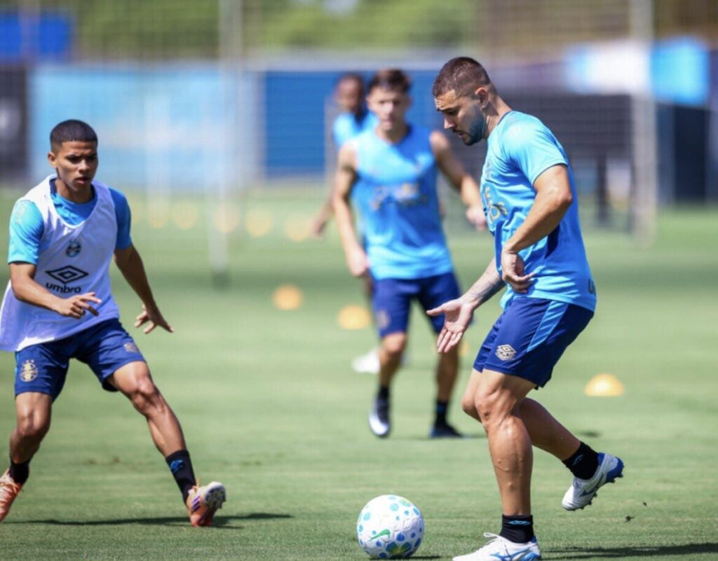 Peça-chave do Grêmio supera desgaste e deve reaparecer como titular contra o Botafogo