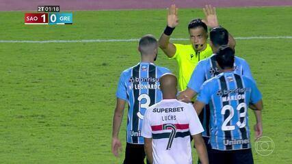 Expulsão de defensor do Grêmio gera debate e comentarista crava opinião