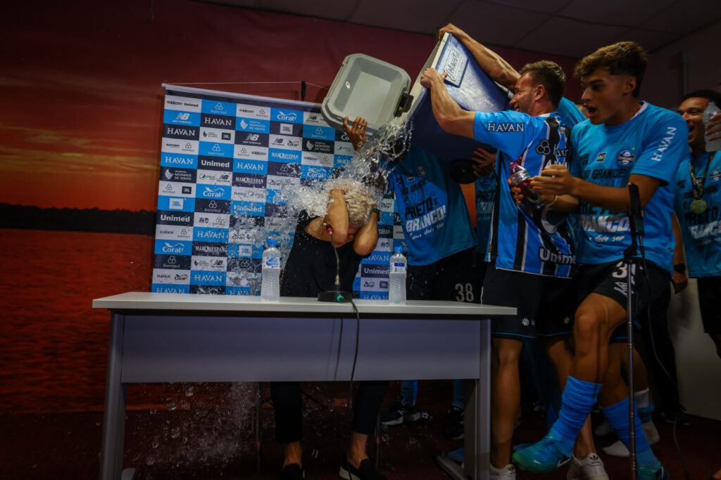 Peça-chave de Luís Castro preocupa e pode virar baixa no Grêmio diante do Bragantino