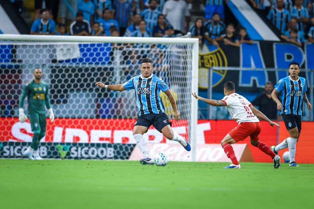 Grêmio sai na frente, perde gols incríveis e vê vitória escapar na Arena