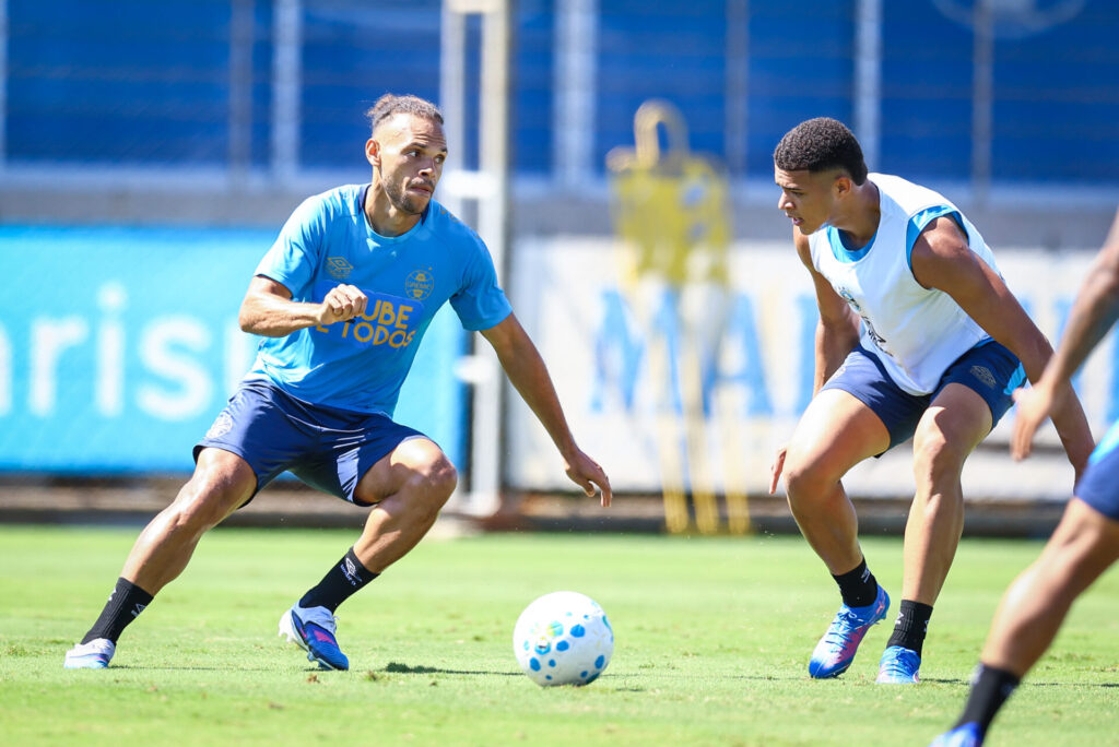 Jogadores próximos de retornarem ao Grêmio e Luís Castro já projeta mudanças no time