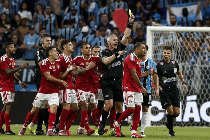 Grêmio no centro do furacão: FGF quebra o silêncio e áudio do VAR incendeia os bastidores do Gre-Nal 450